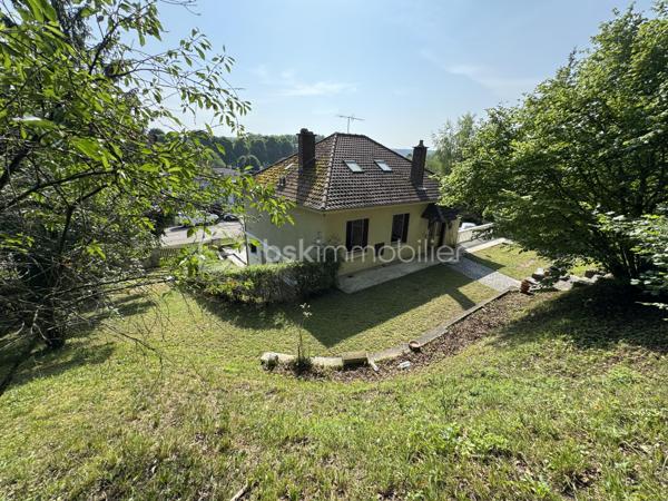 Posée sur sa parcelle privative en entrée nord de Bar-sur-Seine, cette maison individuelle de 84,12 m² habitables coche les bonnes cases pour qui cherche un bien à prix juste avec du potentiel.

L'agencement, simple et fonctionnel :

Séjour de 21,92 m² avec porte-fenêtre côté Est (matinée lumineuse)  Logement traversant Est-Ouest assurant une belle ventilation naturelle
Salon indépendant côté Ouest (lumière d'après-midi).
Cuisine séparée de 14 m² avec cheminée foyer ouvert, donnant sur une magnifique terrasse sans vis-à-vis, ombragée par la parcelle bois surplombant la maison.
2 belles chambres (11 et 12 m²)
Salle de bain, WC séparé, entrée et couloir desservant toutes les pièces habitables.

Hauteur sous plafond généreuse : 2,67 m

Les atouts qui font la différence :

Sous-sol complet sur l'emprise de la maison : rangement, atelier, cave, studio avec entrée privative pour potentiel locatif après travaux.
Grenier accessible : espace bonus, potentiel d'aménagement
Murs en pierre et moellons avec isolation extérieure 10 cm déjà en place (le gros œuvre énergétique est déjà fait)
Dalle béton au grenier pour aménagement futur ou immédiat.
Logement traversant avec belle exposition
Pas de copropriété, pas de charges imposées
Hors zone inondable, hors périmètre Architecte des Bâtiments de France


L'emplacement :

À quelques minutes à pied du centre de Bar-sur-Seine, commerces, écoles, centre hospitalier, gare. Bar-sur-Seine, c'est la porte d'entrée de la Côte des Bar : vignobles de Champagne, vallée de la Seine, nature à portée immédiate. Troyes accessible en 35 minutes, Chablis à 40 minutes.


Pour qui ce bien est fait :

Pour une famille qui veut accéder à la propriété sans s'endetter à outrance, profiter d'une maison de plain-pied avec terrain privatif, et améliorer le confort à son rythme.
Pour un investisseur qui sait lire un dossier : la structure est saine, l'isolation des murs est déjà traitée, et le DPE actuel (G) ouvre droit à l'ensemble des dispositifs d'aide à la rénovation énergétique (MaPrimeRénov', CEE, Éco-PTZ). Le potentiel locatif ou revente après travaux est cohérent avec les attentes du marché local.


Côté diagnostics :

Dossier complet disponible : DPE, amiante, électricité, audit énergétique. Tout est transparent, tout est sur la table. Les éléments à reprendre sont identifiés et intégrés dans le prix de présentation.
Dossier acquéreur avec estimation travaux et plus-value future disponible sur demande.

Une belle opportunité à saisir.