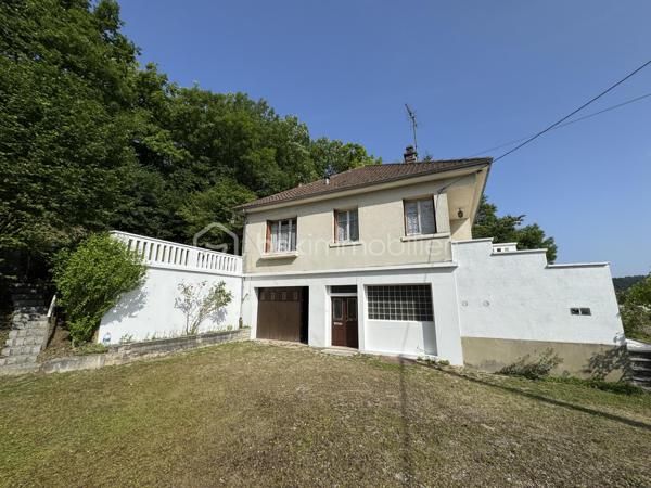 Posée sur sa parcelle privative en entrée nord de Bar-sur-Seine, cette maison individuelle de 84,12 m² habitables coche les bonnes cases pour qui cherche un bien à prix juste avec du potentiel.

L'agencement, simple et fonctionnel :

Séjour de 21,92 m² avec porte-fenêtre côté Est (matinée lumineuse)  Logement traversant Est-Ouest assurant une belle ventilation naturelle
Salon indépendant côté Ouest (lumière d'après-midi).
Cuisine séparée de 14 m² avec cheminée foyer ouvert, donnant sur une magnifique terrasse sans vis-à-vis, ombragée par la parcelle bois surplombant la maison.
2 belles chambres (11 et 12 m²)
Salle de bain, WC séparé, entrée et couloir desservant toutes les pièces habitables.

Hauteur sous plafond généreuse : 2,67 m

Les atouts qui font la différence :

Sous-sol complet sur l'emprise de la maison : rangement, atelier, cave, studio avec entrée privative pour potentiel locatif après travaux.
Grenier accessible : espace bonus, potentiel d'aménagement
Murs en pierre et moellons avec isolation extérieure 10 cm déjà en place (le gros œuvre énergétique est déjà fait)
Dalle béton au grenier pour aménagement futur ou immédiat.
Logement traversant avec belle exposition
Pas de copropriété, pas de charges imposées
Hors zone inondable, hors périmètre Architecte des Bâtiments de France


L'emplacement :

À quelques minutes à pied du centre de Bar-sur-Seine, commerces, écoles, centre hospitalier, gare. Bar-sur-Seine, c'est la porte d'entrée de la Côte des Bar : vignobles de Champagne, vallée de la Seine, nature à portée immédiate. Troyes accessible en 35 minutes, Chablis à 40 minutes.


Pour qui ce bien est fait :

Pour une famille qui veut accéder à la propriété sans s'endetter à outrance, profiter d'une maison de plain-pied avec terrain privatif, et améliorer le confort à son rythme.
Pour un investisseur qui sait lire un dossier : la structure est saine, l'isolation des murs est déjà traitée, et le DPE actuel (G) ouvre droit à l'ensemble des dispositifs d'aide à la rénovation énergétique (MaPrimeRénov', CEE, Éco-PTZ). Le potentiel locatif ou revente après travaux est cohérent avec les attentes du marché local.


Côté diagnostics :

Dossier complet disponible : DPE, amiante, électricité, audit énergétique. Tout est transparent, tout est sur la table. Les éléments à reprendre sont identifiés et intégrés dans le prix de présentation.
Dossier acquéreur avec estimation travaux et plus-value future disponible sur demande.

Une belle opportunité à saisir.