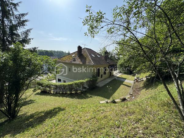 Posée sur sa parcelle privative en entrée nord de Bar-sur-Seine, cette maison individuelle de 84,12 m² habitables coche les bonnes cases pour qui cherche un bien à prix juste avec du potentiel.

L'agencement, simple et fonctionnel :

Séjour de 21,92 m² avec porte-fenêtre côté Est (matinée lumineuse)  Logement traversant Est-Ouest assurant une belle ventilation naturelle
Salon indépendant côté Ouest (lumière d'après-midi).
Cuisine séparée de 14 m² avec cheminée foyer ouvert, donnant sur une magnifique terrasse sans vis-à-vis, ombragée par la parcelle bois surplombant la maison.
2 belles chambres (11 et 12 m²)
Salle de bain, WC séparé, entrée et couloir desservant toutes les pièces habitables.

Hauteur sous plafond généreuse : 2,67 m

Les atouts qui font la différence :

Sous-sol complet sur l'emprise de la maison : rangement, atelier, cave, studio avec entrée privative pour potentiel locatif après travaux.
Grenier accessible : espace bonus, potentiel d'aménagement
Murs en pierre et moellons avec isolation extérieure 10 cm déjà en place (le gros œuvre énergétique est déjà fait)
Dalle béton au grenier pour aménagement futur ou immédiat.
Logement traversant avec belle exposition
Pas de copropriété, pas de charges imposées
Hors zone inondable, hors périmètre Architecte des Bâtiments de France


L'emplacement :

À quelques minutes à pied du centre de Bar-sur-Seine, commerces, écoles, centre hospitalier, gare. Bar-sur-Seine, c'est la porte d'entrée de la Côte des Bar : vignobles de Champagne, vallée de la Seine, nature à portée immédiate. Troyes accessible en 35 minutes, Chablis à 40 minutes.


Pour qui ce bien est fait :

Pour une famille qui veut accéder à la propriété sans s'endetter à outrance, profiter d'une maison de plain-pied avec terrain privatif, et améliorer le confort à son rythme.
Pour un investisseur qui sait lire un dossier : la structure est saine, l'isolation des murs est déjà traitée, et le DPE actuel (G) ouvre droit à l'ensemble des dispositifs d'aide à la rénovation énergétique (MaPrimeRénov', CEE, Éco-PTZ). Le potentiel locatif ou revente après travaux est cohérent avec les attentes du marché local.


Côté diagnostics :

Dossier complet disponible : DPE, amiante, électricité, audit énergétique. Tout est transparent, tout est sur la table. Les éléments à reprendre sont identifiés et intégrés dans le prix de présentation.
Dossier acquéreur avec estimation travaux et plus-value future disponible sur demande.

Une belle opportunité à saisir.