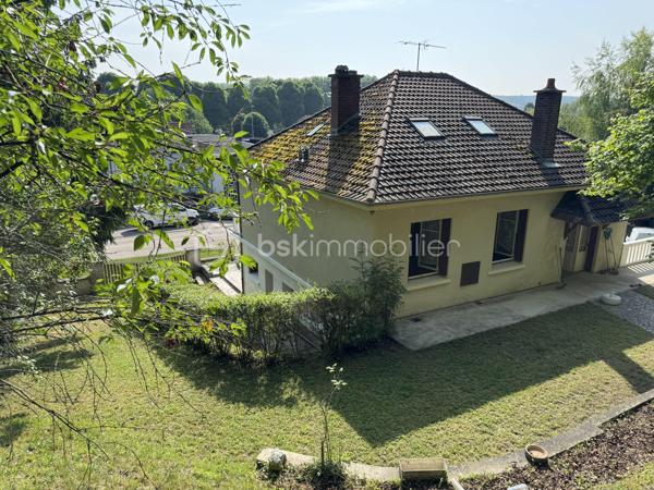 Posée sur sa parcelle privative en entrée nord de Bar-sur-Seine, cette maison individuelle de 84,12 m² habitables coche les bonnes cases pour qui cherche un bien à prix juste avec du potentiel.

L'agencement, simple et fonctionnel :

Séjour de 21,92 m² avec porte-fenêtre côté Est (matinée lumineuse)  Logement traversant Est-Ouest assurant une belle ventilation naturelle
Salon indépendant côté Ouest (lumière d'après-midi).
Cuisine séparée de 14 m² avec cheminée foyer ouvert, donnant sur une magnifique terrasse sans vis-à-vis, ombragée par la parcelle bois surplombant la maison.
2 belles chambres (11 et 12 m²)
Salle de bain, WC séparé, entrée et couloir desservant toutes les pièces habitables.

Hauteur sous plafond généreuse : 2,67 m

Les atouts qui font la différence :

Sous-sol complet sur l'emprise de la maison : rangement, atelier, cave, studio avec entrée privative pour potentiel locatif après travaux.
Grenier accessible : espace bonus, potentiel d'aménagement
Murs en pierre et moellons avec isolation extérieure 10 cm déjà en place (le gros œuvre énergétique est déjà fait)
Dalle béton au grenier pour aménagement futur ou immédiat.
Logement traversant avec belle exposition
Pas de copropriété, pas de charges imposées
Hors zone inondable, hors périmètre Architecte des Bâtiments de France


L'emplacement :

À quelques minutes à pied du centre de Bar-sur-Seine, commerces, écoles, centre hospitalier, gare. Bar-sur-Seine, c'est la porte d'entrée de la Côte des Bar : vignobles de Champagne, vallée de la Seine, nature à portée immédiate. Troyes accessible en 35 minutes, Chablis à 40 minutes.


Pour qui ce bien est fait :

Pour une famille qui veut accéder à la propriété sans s'endetter à outrance, profiter d'une maison de plain-pied avec terrain privatif, et améliorer le confort à son rythme.
Pour un investisseur qui sait lire un dossier : la structure est saine, l'isolation des murs est déjà traitée, et le DPE actuel (G) ouvre droit à l'ensemble des dispositifs d'aide à la rénovation énergétique (MaPrimeRénov', CEE, Éco-PTZ). Le potentiel locatif ou revente après travaux est cohérent avec les attentes du marché local.


Côté diagnostics :

Dossier complet disponible : DPE, amiante, électricité, audit énergétique. Tout est transparent, tout est sur la table. Les éléments à reprendre sont identifiés et intégrés dans le prix de présentation.
Dossier acquéreur avec estimation travaux et plus-value future disponible sur demande.

Une belle opportunité à saisir.