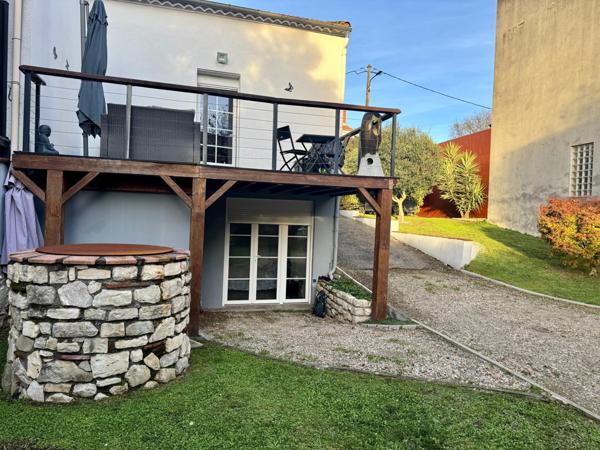Maison de ville rénovée avec jardin et charme en pierre