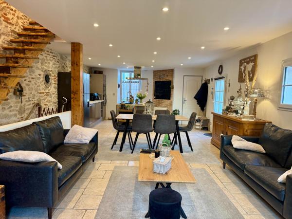 Maison de ville rénovée avec jardin et charme en pierre