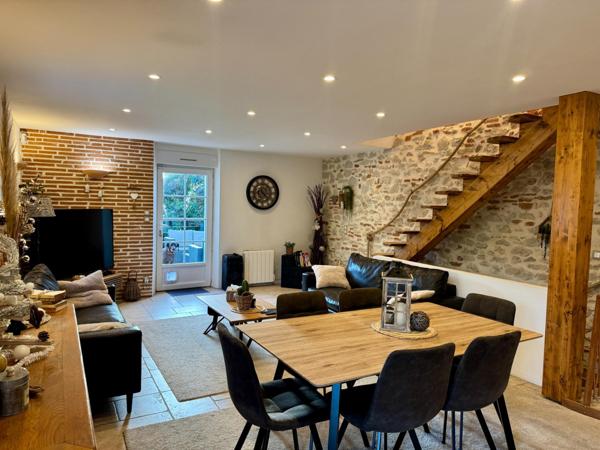 Maison de ville rénovée avec jardin et charme en pierre