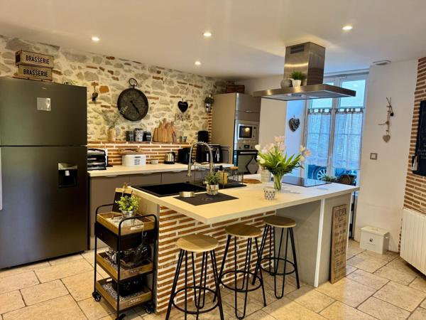 Maison de ville rénovée avec jardin et charme en pierre