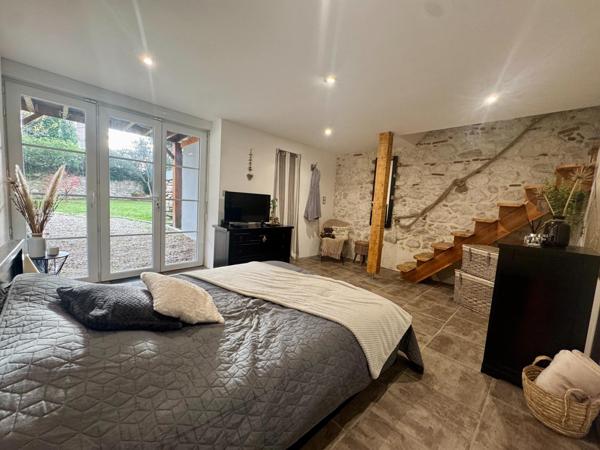 Maison de ville rénovée avec jardin et charme en pierre