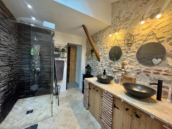 Maison de ville rénovée avec jardin et charme en pierre