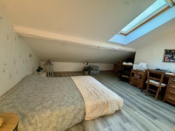 Maison de ville rénovée avec jardin et charme en pierre