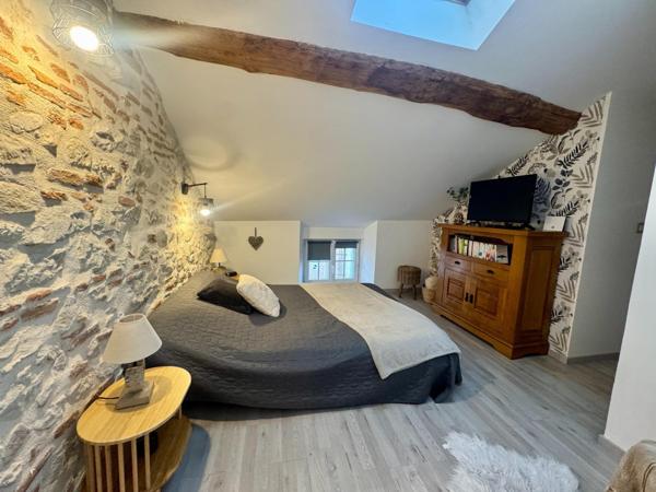 Maison de ville rénovée avec jardin et charme en pierre