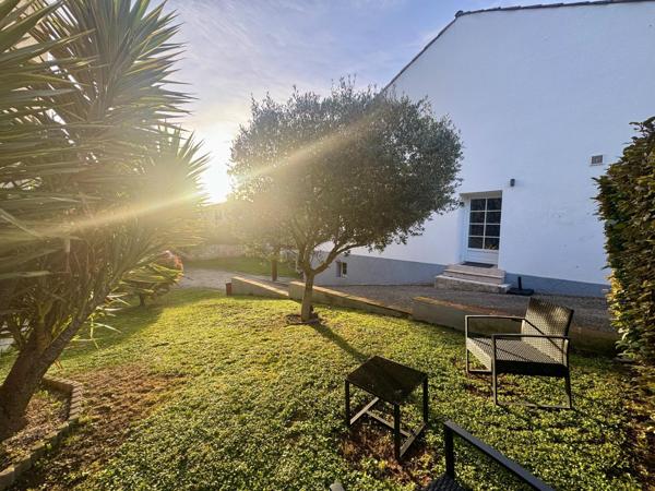 Maison de ville rénovée avec jardin et charme en pierre