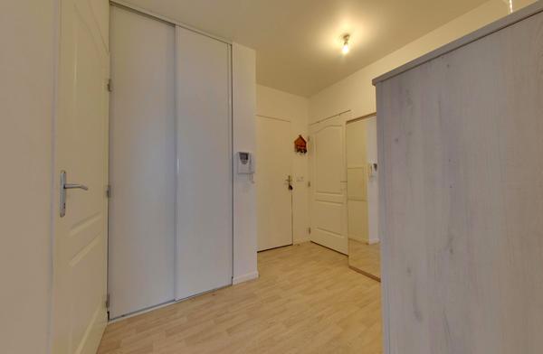 Appartement 2 pièces 44 m2 avec jardin + box + parking + cave en rdc