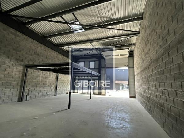 Local d'activites 200 m² à vendre LA MEZIERE (réf : 35.6870)