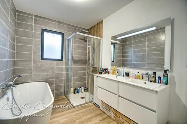 Dpt Charente Maritime (17), à vendre proche de LA ROCHELLE maison P7 de 153,7 m² - Terrain de 568,00 m² - Plain pied