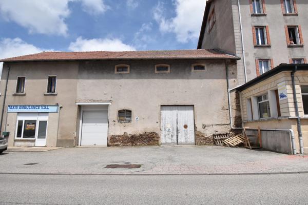 Bâtiment comprennant un grand atelier artisanal et un grange aménageable / SAINT AGREVE 07320