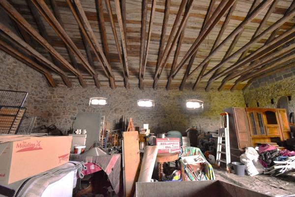 Bâtiment comprennant un grand atelier artisanal et un grange aménageable / SAINT AGREVE 07320