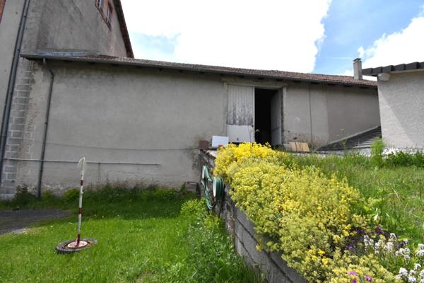 Bâtiment comprennant un grand atelier artisanal et un grange aménageable / SAINT AGREVE 07320
