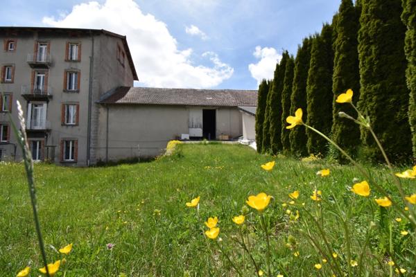 Bâtiment comprennant un grand atelier artisanal et un grange aménageable / SAINT AGREVE 07320