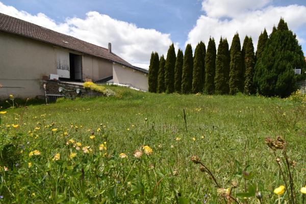 Bâtiment comprennant un grand atelier artisanal et un grange aménageable / SAINT AGREVE 07320