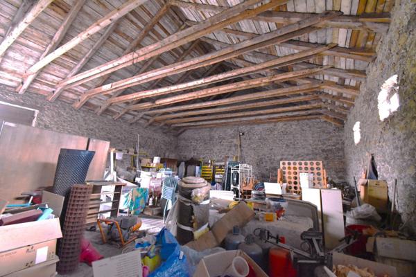 Bâtiment comprennant un grand atelier artisanal et un grange aménageable / SAINT AGREVE 07320