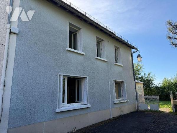A deux pas du centre-ville de MAURIAC (Cantal), idéalement située au bout d'une petite impasse,...