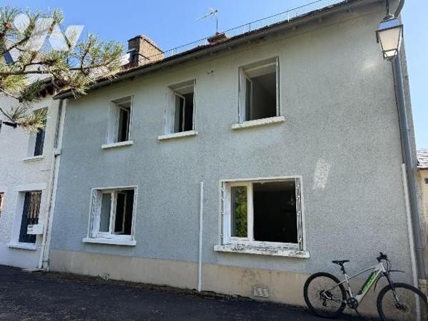 A deux pas du centre-ville de MAURIAC (Cantal), idéalement située au bout d'une petite impasse,...