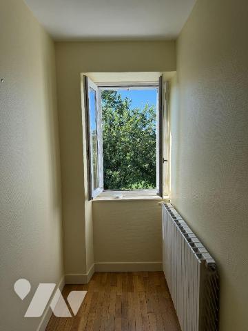 A deux pas du centre-ville de MAURIAC (Cantal), idéalement située au bout d'une petite impasse,...