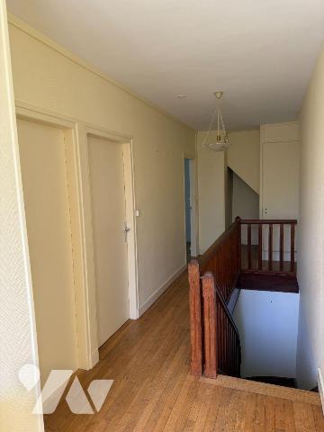 A deux pas du centre-ville de MAURIAC (Cantal), idéalement située au bout d'une petite impasse,...