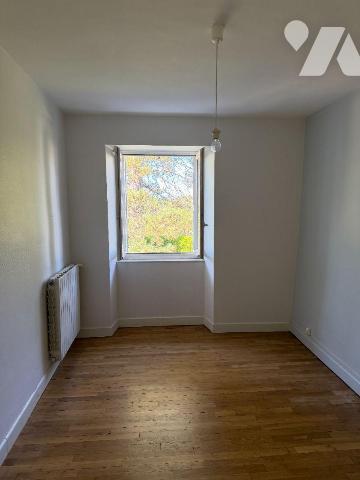 A deux pas du centre-ville de MAURIAC (Cantal), idéalement située au bout d'une petite impasse,...