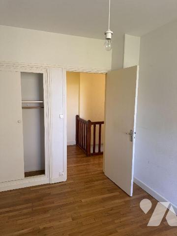A deux pas du centre-ville de MAURIAC (Cantal), idéalement située au bout d'une petite impasse,...