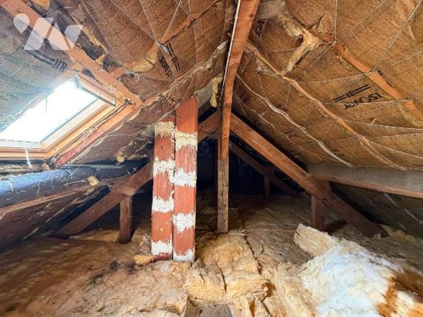A deux pas du centre-ville de MAURIAC (Cantal), idéalement située au bout d'une petite impasse,...