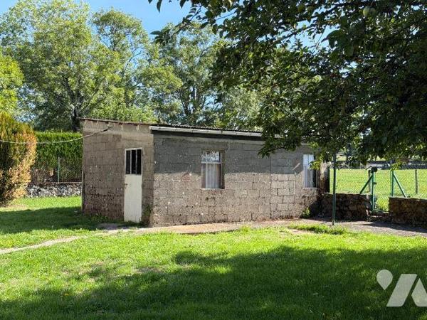 A deux pas du centre-ville de MAURIAC (Cantal), idéalement située au bout d'une petite impasse,...