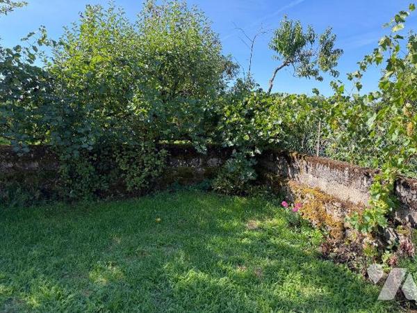 A deux pas du centre-ville de MAURIAC (Cantal), idéalement située au bout d'une petite impasse,...