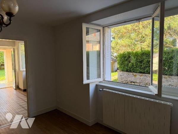 A deux pas du centre-ville de MAURIAC (Cantal), idéalement située au bout d'une petite impasse,...