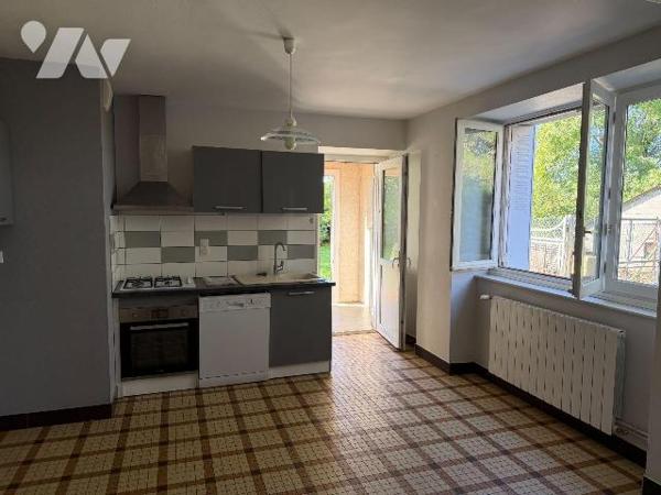 A deux pas du centre-ville de MAURIAC (Cantal), idéalement située au bout d'une petite impasse,...