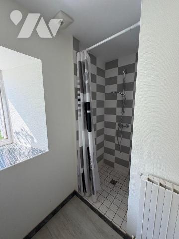 A deux pas du centre-ville de MAURIAC (Cantal), idéalement située au bout d'une petite impasse,...