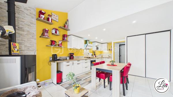Idéalement situé et proche des commodités, ce duplex de 78 m² loi Carrez (110 m² au sol) situé au 3ème étage de l'immeuble offre un cadre de vie confortable, lumineux et parfaitement optimisé.

Un agencement pensé pour le quotidien :
3 chambres, adaptées à une vie de famille
un petit espace bureau, idéal pour le télétravail
un séjour exposé plein sud, lumineux et agréable à vivre
une salle d’eau avec double vasque
un WC séparé
un appartement fonctionnel, avec placard et de nombreux rangements pour une optimisation intelligente de chaque espace

Côté extérieur :
un balcon pour profiter de l’extérieur
une cour extérieure commune, un véritable atout supplémentaire

Confort & équipements :
un poêle à granulés pour une chaleur économique et conviviale
des chauffages électriques en complément
la fibre

Localisation pratique :
En plein centre de Saint-Jeoire
Commodités accessibles à pied
Stationnement facile grâce aux parkings de la mairie et de l’église à proximité

À noter :
Appartement au 3ème étage (dernier étage)
Pas de garage, ni cave, ni place de parking privative
Pas d’ascenseur
Faibles charges de copropriété

Un duplex lumineux et parfaitement agencé, conçu pour un quotidien pratique et agréable. Il allie charme, confort et emplacement idéal — une opportunité rare à saisir rapidement.