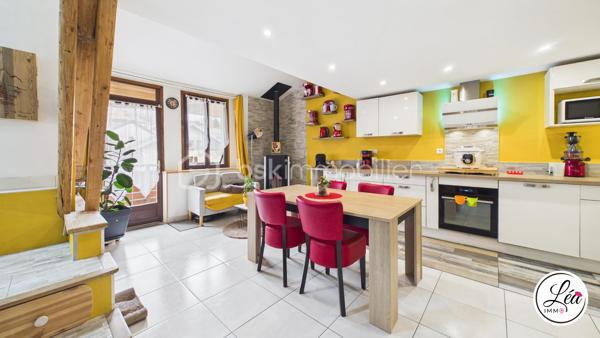 Idéalement situé et proche des commodités, ce duplex de 78 m² loi Carrez (110 m² au sol) situé au 3ème étage de l'immeuble offre un cadre de vie confortable, lumineux et parfaitement optimisé.

Un agencement pensé pour le quotidien :
3 chambres, adaptées à une vie de famille
un petit espace bureau, idéal pour le télétravail
un séjour exposé plein sud, lumineux et agréable à vivre
une salle d’eau avec double vasque
un WC séparé
un appartement fonctionnel, avec placard et de nombreux rangements pour une optimisation intelligente de chaque espace

Côté extérieur :
un balcon pour profiter de l’extérieur
une cour extérieure commune, un véritable atout supplémentaire

Confort & équipements :
un poêle à granulés pour une chaleur économique et conviviale
des chauffages électriques en complément
la fibre

Localisation pratique :
En plein centre de Saint-Jeoire
Commodités accessibles à pied
Stationnement facile grâce aux parkings de la mairie et de l’église à proximité

À noter :
Appartement au 3ème étage (dernier étage)
Pas de garage, ni cave, ni place de parking privative
Pas d’ascenseur
Faibles charges de copropriété

Un duplex lumineux et parfaitement agencé, conçu pour un quotidien pratique et agréable. Il allie charme, confort et emplacement idéal — une opportunité rare à saisir rapidement.