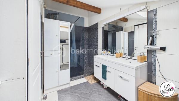 Idéalement situé et proche des commodités, ce duplex de 78 m² loi Carrez (110 m² au sol) situé au 3ème étage de l'immeuble offre un cadre de vie confortable, lumineux et parfaitement optimisé.

Un agencement pensé pour le quotidien :
3 chambres, adaptées à une vie de famille
un petit espace bureau, idéal pour le télétravail
un séjour exposé plein sud, lumineux et agréable à vivre
une salle d’eau avec double vasque
un WC séparé
un appartement fonctionnel, avec placard et de nombreux rangements pour une optimisation intelligente de chaque espace

Côté extérieur :
un balcon pour profiter de l’extérieur
une cour extérieure commune, un véritable atout supplémentaire

Confort & équipements :
un poêle à granulés pour une chaleur économique et conviviale
des chauffages électriques en complément
la fibre

Localisation pratique :
En plein centre de Saint-Jeoire
Commodités accessibles à pied
Stationnement facile grâce aux parkings de la mairie et de l’église à proximité

À noter :
Appartement au 3ème étage (dernier étage)
Pas de garage, ni cave, ni place de parking privative
Pas d’ascenseur
Faibles charges de copropriété

Un duplex lumineux et parfaitement agencé, conçu pour un quotidien pratique et agréable. Il allie charme, confort et emplacement idéal — une opportunité rare à saisir rapidement.
