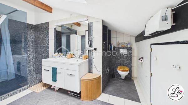 Idéalement situé et proche des commodités, ce duplex de 78 m² loi Carrez (110 m² au sol) situé au 3ème étage de l'immeuble offre un cadre de vie confortable, lumineux et parfaitement optimisé.

Un agencement pensé pour le quotidien :
3 chambres, adaptées à une vie de famille
un petit espace bureau, idéal pour le télétravail
un séjour exposé plein sud, lumineux et agréable à vivre
une salle d’eau avec double vasque
un WC séparé
un appartement fonctionnel, avec placard et de nombreux rangements pour une optimisation intelligente de chaque espace

Côté extérieur :
un balcon pour profiter de l’extérieur
une cour extérieure commune, un véritable atout supplémentaire

Confort & équipements :
un poêle à granulés pour une chaleur économique et conviviale
des chauffages électriques en complément
la fibre

Localisation pratique :
En plein centre de Saint-Jeoire
Commodités accessibles à pied
Stationnement facile grâce aux parkings de la mairie et de l’église à proximité

À noter :
Appartement au 3ème étage (dernier étage)
Pas de garage, ni cave, ni place de parking privative
Pas d’ascenseur
Faibles charges de copropriété

Un duplex lumineux et parfaitement agencé, conçu pour un quotidien pratique et agréable. Il allie charme, confort et emplacement idéal — une opportunité rare à saisir rapidement.
