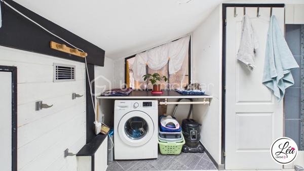 Idéalement situé et proche des commodités, ce duplex de 78 m² loi Carrez (110 m² au sol) situé au 3ème étage de l'immeuble offre un cadre de vie confortable, lumineux et parfaitement optimisé.

Un agencement pensé pour le quotidien :
3 chambres, adaptées à une vie de famille
un petit espace bureau, idéal pour le télétravail
un séjour exposé plein sud, lumineux et agréable à vivre
une salle d’eau avec double vasque
un WC séparé
un appartement fonctionnel, avec placard et de nombreux rangements pour une optimisation intelligente de chaque espace

Côté extérieur :
un balcon pour profiter de l’extérieur
une cour extérieure commune, un véritable atout supplémentaire

Confort & équipements :
un poêle à granulés pour une chaleur économique et conviviale
des chauffages électriques en complément
la fibre

Localisation pratique :
En plein centre de Saint-Jeoire
Commodités accessibles à pied
Stationnement facile grâce aux parkings de la mairie et de l’église à proximité

À noter :
Appartement au 3ème étage (dernier étage)
Pas de garage, ni cave, ni place de parking privative
Pas d’ascenseur
Faibles charges de copropriété

Un duplex lumineux et parfaitement agencé, conçu pour un quotidien pratique et agréable. Il allie charme, confort et emplacement idéal — une opportunité rare à saisir rapidement.