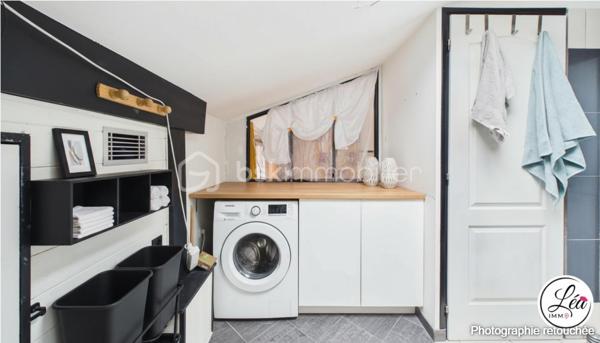 Idéalement situé et proche des commodités, ce duplex de 78 m² loi Carrez (110 m² au sol) situé au 3ème étage de l'immeuble offre un cadre de vie confortable, lumineux et parfaitement optimisé.

Un agencement pensé pour le quotidien :
3 chambres, adaptées à une vie de famille
un petit espace bureau, idéal pour le télétravail
un séjour exposé plein sud, lumineux et agréable à vivre
une salle d’eau avec double vasque
un WC séparé
un appartement fonctionnel, avec placard et de nombreux rangements pour une optimisation intelligente de chaque espace

Côté extérieur :
un balcon pour profiter de l’extérieur
une cour extérieure commune, un véritable atout supplémentaire

Confort & équipements :
un poêle à granulés pour une chaleur économique et conviviale
des chauffages électriques en complément
la fibre

Localisation pratique :
En plein centre de Saint-Jeoire
Commodités accessibles à pied
Stationnement facile grâce aux parkings de la mairie et de l’église à proximité

À noter :
Appartement au 3ème étage (dernier étage)
Pas de garage, ni cave, ni place de parking privative
Pas d’ascenseur
Faibles charges de copropriété

Un duplex lumineux et parfaitement agencé, conçu pour un quotidien pratique et agréable. Il allie charme, confort et emplacement idéal — une opportunité rare à saisir rapidement.