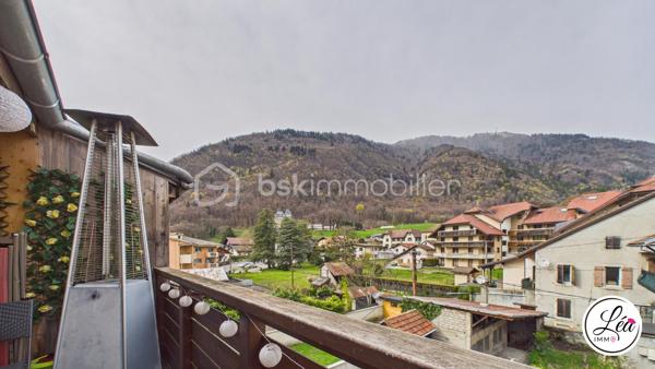 Idéalement situé et proche des commodités, ce duplex de 78 m² loi Carrez (110 m² au sol) situé au 3ème étage de l'immeuble offre un cadre de vie confortable, lumineux et parfaitement optimisé.

Un agencement pensé pour le quotidien :
3 chambres, adaptées à une vie de famille
un petit espace bureau, idéal pour le télétravail
un séjour exposé plein sud, lumineux et agréable à vivre
une salle d’eau avec double vasque
un WC séparé
un appartement fonctionnel, avec placard et de nombreux rangements pour une optimisation intelligente de chaque espace

Côté extérieur :
un balcon pour profiter de l’extérieur
une cour extérieure commune, un véritable atout supplémentaire

Confort & équipements :
un poêle à granulés pour une chaleur économique et conviviale
des chauffages électriques en complément
la fibre

Localisation pratique :
En plein centre de Saint-Jeoire
Commodités accessibles à pied
Stationnement facile grâce aux parkings de la mairie et de l’église à proximité

À noter :
Appartement au 3ème étage (dernier étage)
Pas de garage, ni cave, ni place de parking privative
Pas d’ascenseur
Faibles charges de copropriété

Un duplex lumineux et parfaitement agencé, conçu pour un quotidien pratique et agréable. Il allie charme, confort et emplacement idéal — une opportunité rare à saisir rapidement.