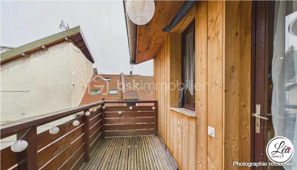 Idéalement situé et proche des commodités, ce duplex de 78 m² loi Carrez (110 m² au sol) situé au 3ème étage de l'immeuble offre un cadre de vie confortable, lumineux et parfaitement optimisé.

Un agencement pensé pour le quotidien :
3 chambres, adaptées à une vie de famille
un petit espace bureau, idéal pour le télétravail
un séjour exposé plein sud, lumineux et agréable à vivre
une salle d’eau avec double vasque
un WC séparé
un appartement fonctionnel, avec placard et de nombreux rangements pour une optimisation intelligente de chaque espace

Côté extérieur :
un balcon pour profiter de l’extérieur
une cour extérieure commune, un véritable atout supplémentaire

Confort & équipements :
un poêle à granulés pour une chaleur économique et conviviale
des chauffages électriques en complément
la fibre

Localisation pratique :
En plein centre de Saint-Jeoire
Commodités accessibles à pied
Stationnement facile grâce aux parkings de la mairie et de l’église à proximité

À noter :
Appartement au 3ème étage (dernier étage)
Pas de garage, ni cave, ni place de parking privative
Pas d’ascenseur
Faibles charges de copropriété

Un duplex lumineux et parfaitement agencé, conçu pour un quotidien pratique et agréable. Il allie charme, confort et emplacement idéal — une opportunité rare à saisir rapidement.