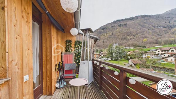 Idéalement situé et proche des commodités, ce duplex de 78 m² loi Carrez (110 m² au sol) situé au 3ème étage de l'immeuble offre un cadre de vie confortable, lumineux et parfaitement optimisé.

Un agencement pensé pour le quotidien :
3 chambres, adaptées à une vie de famille
un petit espace bureau, idéal pour le télétravail
un séjour exposé plein sud, lumineux et agréable à vivre
une salle d’eau avec double vasque
un WC séparé
un appartement fonctionnel, avec placard et de nombreux rangements pour une optimisation intelligente de chaque espace

Côté extérieur :
un balcon pour profiter de l’extérieur
une cour extérieure commune, un véritable atout supplémentaire

Confort & équipements :
un poêle à granulés pour une chaleur économique et conviviale
des chauffages électriques en complément
la fibre

Localisation pratique :
En plein centre de Saint-Jeoire
Commodités accessibles à pied
Stationnement facile grâce aux parkings de la mairie et de l’église à proximité

À noter :
Appartement au 3ème étage (dernier étage)
Pas de garage, ni cave, ni place de parking privative
Pas d’ascenseur
Faibles charges de copropriété

Un duplex lumineux et parfaitement agencé, conçu pour un quotidien pratique et agréable. Il allie charme, confort et emplacement idéal — une opportunité rare à saisir rapidement.
