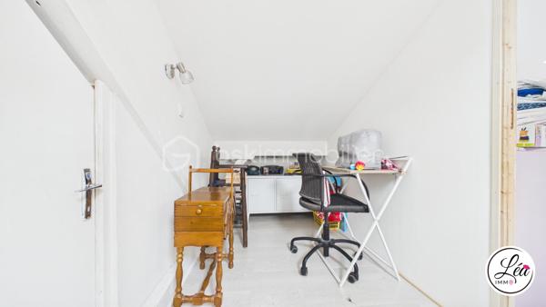 Idéalement situé et proche des commodités, ce duplex de 78 m² loi Carrez (110 m² au sol) situé au 3ème étage de l'immeuble offre un cadre de vie confortable, lumineux et parfaitement optimisé.

Un agencement pensé pour le quotidien :
3 chambres, adaptées à une vie de famille
un petit espace bureau, idéal pour le télétravail
un séjour exposé plein sud, lumineux et agréable à vivre
une salle d’eau avec double vasque
un WC séparé
un appartement fonctionnel, avec placard et de nombreux rangements pour une optimisation intelligente de chaque espace

Côté extérieur :
un balcon pour profiter de l’extérieur
une cour extérieure commune, un véritable atout supplémentaire

Confort & équipements :
un poêle à granulés pour une chaleur économique et conviviale
des chauffages électriques en complément
la fibre

Localisation pratique :
En plein centre de Saint-Jeoire
Commodités accessibles à pied
Stationnement facile grâce aux parkings de la mairie et de l’église à proximité

À noter :
Appartement au 3ème étage (dernier étage)
Pas de garage, ni cave, ni place de parking privative
Pas d’ascenseur
Faibles charges de copropriété

Un duplex lumineux et parfaitement agencé, conçu pour un quotidien pratique et agréable. Il allie charme, confort et emplacement idéal — une opportunité rare à saisir rapidement.