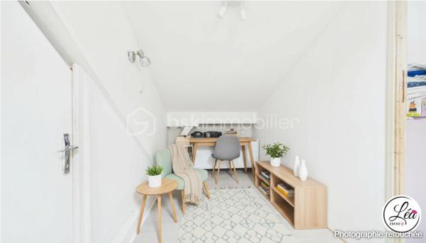 Idéalement situé et proche des commodités, ce duplex de 78 m² loi Carrez (110 m² au sol) situé au 3ème étage de l'immeuble offre un cadre de vie confortable, lumineux et parfaitement optimisé.

Un agencement pensé pour le quotidien :
3 chambres, adaptées à une vie de famille
un petit espace bureau, idéal pour le télétravail
un séjour exposé plein sud, lumineux et agréable à vivre
une salle d’eau avec double vasque
un WC séparé
un appartement fonctionnel, avec placard et de nombreux rangements pour une optimisation intelligente de chaque espace

Côté extérieur :
un balcon pour profiter de l’extérieur
une cour extérieure commune, un véritable atout supplémentaire

Confort & équipements :
un poêle à granulés pour une chaleur économique et conviviale
des chauffages électriques en complément
la fibre

Localisation pratique :
En plein centre de Saint-Jeoire
Commodités accessibles à pied
Stationnement facile grâce aux parkings de la mairie et de l’église à proximité

À noter :
Appartement au 3ème étage (dernier étage)
Pas de garage, ni cave, ni place de parking privative
Pas d’ascenseur
Faibles charges de copropriété

Un duplex lumineux et parfaitement agencé, conçu pour un quotidien pratique et agréable. Il allie charme, confort et emplacement idéal — une opportunité rare à saisir rapidement.