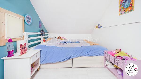 Idéalement situé et proche des commodités, ce duplex de 78 m² loi Carrez (110 m² au sol) situé au 3ème étage de l'immeuble offre un cadre de vie confortable, lumineux et parfaitement optimisé.

Un agencement pensé pour le quotidien :
3 chambres, adaptées à une vie de famille
un petit espace bureau, idéal pour le télétravail
un séjour exposé plein sud, lumineux et agréable à vivre
une salle d’eau avec double vasque
un WC séparé
un appartement fonctionnel, avec placard et de nombreux rangements pour une optimisation intelligente de chaque espace

Côté extérieur :
un balcon pour profiter de l’extérieur
une cour extérieure commune, un véritable atout supplémentaire

Confort & équipements :
un poêle à granulés pour une chaleur économique et conviviale
des chauffages électriques en complément
la fibre

Localisation pratique :
En plein centre de Saint-Jeoire
Commodités accessibles à pied
Stationnement facile grâce aux parkings de la mairie et de l’église à proximité

À noter :
Appartement au 3ème étage (dernier étage)
Pas de garage, ni cave, ni place de parking privative
Pas d’ascenseur
Faibles charges de copropriété

Un duplex lumineux et parfaitement agencé, conçu pour un quotidien pratique et agréable. Il allie charme, confort et emplacement idéal — une opportunité rare à saisir rapidement.