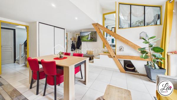 Idéalement situé et proche des commodités, ce duplex de 78 m² loi Carrez (110 m² au sol) situé au 3ème étage de l'immeuble offre un cadre de vie confortable, lumineux et parfaitement optimisé.

Un agencement pensé pour le quotidien :
3 chambres, adaptées à une vie de famille
un petit espace bureau, idéal pour le télétravail
un séjour exposé plein sud, lumineux et agréable à vivre
une salle d’eau avec double vasque
un WC séparé
un appartement fonctionnel, avec placard et de nombreux rangements pour une optimisation intelligente de chaque espace

Côté extérieur :
un balcon pour profiter de l’extérieur
une cour extérieure commune, un véritable atout supplémentaire

Confort & équipements :
un poêle à granulés pour une chaleur économique et conviviale
des chauffages électriques en complément
la fibre

Localisation pratique :
En plein centre de Saint-Jeoire
Commodités accessibles à pied
Stationnement facile grâce aux parkings de la mairie et de l’église à proximité

À noter :
Appartement au 3ème étage (dernier étage)
Pas de garage, ni cave, ni place de parking privative
Pas d’ascenseur
Faibles charges de copropriété

Un duplex lumineux et parfaitement agencé, conçu pour un quotidien pratique et agréable. Il allie charme, confort et emplacement idéal — une opportunité rare à saisir rapidement.