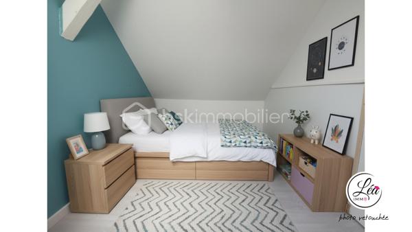 Idéalement situé et proche des commodités, ce duplex de 78 m² loi Carrez (110 m² au sol) situé au 3ème étage de l'immeuble offre un cadre de vie confortable, lumineux et parfaitement optimisé.

Un agencement pensé pour le quotidien :
3 chambres, adaptées à une vie de famille
un petit espace bureau, idéal pour le télétravail
un séjour exposé plein sud, lumineux et agréable à vivre
une salle d’eau avec double vasque
un WC séparé
un appartement fonctionnel, avec placard et de nombreux rangements pour une optimisation intelligente de chaque espace

Côté extérieur :
un balcon pour profiter de l’extérieur
une cour extérieure commune, un véritable atout supplémentaire

Confort & équipements :
un poêle à granulés pour une chaleur économique et conviviale
des chauffages électriques en complément
la fibre

Localisation pratique :
En plein centre de Saint-Jeoire
Commodités accessibles à pied
Stationnement facile grâce aux parkings de la mairie et de l’église à proximité

À noter :
Appartement au 3ème étage (dernier étage)
Pas de garage, ni cave, ni place de parking privative
Pas d’ascenseur
Faibles charges de copropriété

Un duplex lumineux et parfaitement agencé, conçu pour un quotidien pratique et agréable. Il allie charme, confort et emplacement idéal — une opportunité rare à saisir rapidement.