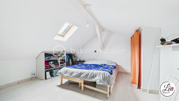 Idéalement situé et proche des commodités, ce duplex de 78 m² loi Carrez (110 m² au sol) situé au 3ème étage de l'immeuble offre un cadre de vie confortable, lumineux et parfaitement optimisé.

Un agencement pensé pour le quotidien :
3 chambres, adaptées à une vie de famille
un petit espace bureau, idéal pour le télétravail
un séjour exposé plein sud, lumineux et agréable à vivre
une salle d’eau avec double vasque
un WC séparé
un appartement fonctionnel, avec placard et de nombreux rangements pour une optimisation intelligente de chaque espace

Côté extérieur :
un balcon pour profiter de l’extérieur
une cour extérieure commune, un véritable atout supplémentaire

Confort & équipements :
un poêle à granulés pour une chaleur économique et conviviale
des chauffages électriques en complément
la fibre

Localisation pratique :
En plein centre de Saint-Jeoire
Commodités accessibles à pied
Stationnement facile grâce aux parkings de la mairie et de l’église à proximité

À noter :
Appartement au 3ème étage (dernier étage)
Pas de garage, ni cave, ni place de parking privative
Pas d’ascenseur
Faibles charges de copropriété

Un duplex lumineux et parfaitement agencé, conçu pour un quotidien pratique et agréable. Il allie charme, confort et emplacement idéal — une opportunité rare à saisir rapidement.
