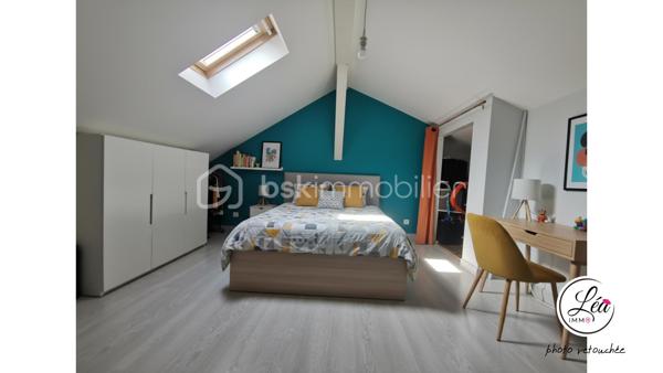 Idéalement situé et proche des commodités, ce duplex de 78 m² loi Carrez (110 m² au sol) situé au 3ème étage de l'immeuble offre un cadre de vie confortable, lumineux et parfaitement optimisé.

Un agencement pensé pour le quotidien :
3 chambres, adaptées à une vie de famille
un petit espace bureau, idéal pour le télétravail
un séjour exposé plein sud, lumineux et agréable à vivre
une salle d’eau avec double vasque
un WC séparé
un appartement fonctionnel, avec placard et de nombreux rangements pour une optimisation intelligente de chaque espace

Côté extérieur :
un balcon pour profiter de l’extérieur
une cour extérieure commune, un véritable atout supplémentaire

Confort & équipements :
un poêle à granulés pour une chaleur économique et conviviale
des chauffages électriques en complément
la fibre

Localisation pratique :
En plein centre de Saint-Jeoire
Commodités accessibles à pied
Stationnement facile grâce aux parkings de la mairie et de l’église à proximité

À noter :
Appartement au 3ème étage (dernier étage)
Pas de garage, ni cave, ni place de parking privative
Pas d’ascenseur
Faibles charges de copropriété

Un duplex lumineux et parfaitement agencé, conçu pour un quotidien pratique et agréable. Il allie charme, confort et emplacement idéal — une opportunité rare à saisir rapidement.